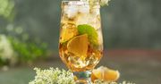 Najmodniejszy drink na długi weekend? Hugo spritz zachwyca świeżością i lekkością
