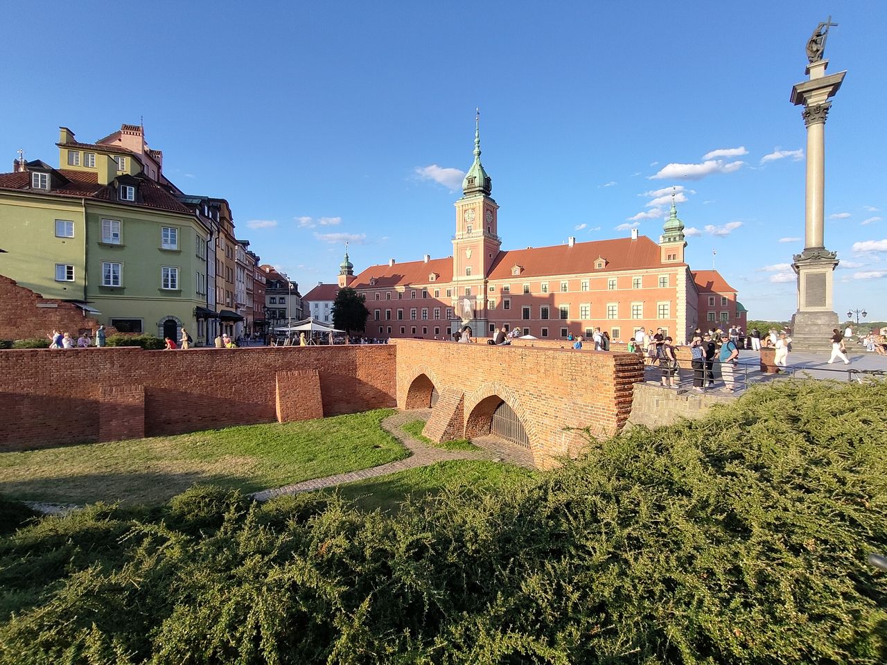 Ultraszeroki kąt i to co profesjonaliści nazywają szerokim kątem, czyli zdjęcie z głównego aparatu. Perspektywa robi różnicę.