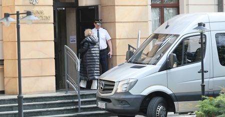 Sędziowie weszli do budynku TK. Wcześniej czekali przed bramą