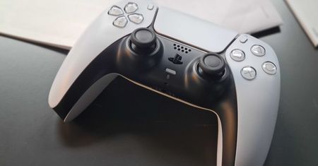 PS5 nagrywa twój głos. Za każdym razem, gdy odblokujesz trofeum