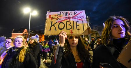 Studentka krzyczała o PiS na Strajku Kobiet. Została ukarana