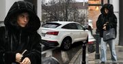 Zakapturzona Weronika Rosati parkuje NA ZAKAZIE samochód wart prawie 300 tysięcy złotych, po czym mknie załatwiać sprawunki