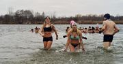 Mysłowice: Zamiast grzać się pod kołdrą, wskoczyli do lodowatej wody. Tłumy morsów nad Hubertusem celebrowały nadchodzącego Sylwestra