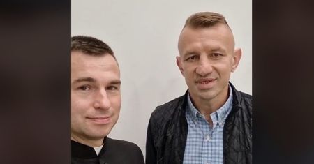 Tomasz Adamek zdradza księdzu swoją tajemnicę. To robi zaraz po przebudzeniu