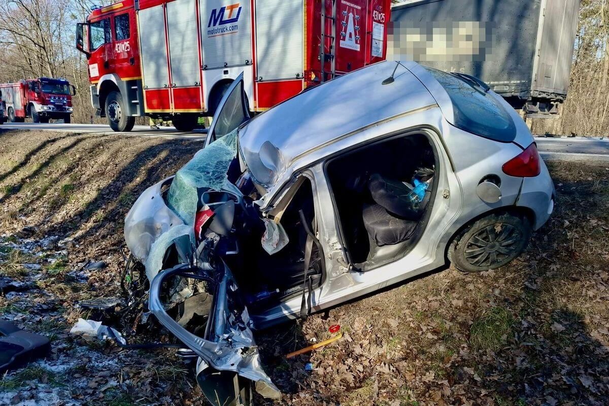 Peugeot uderzył w auto ciężarowe jadące z naprzeciwka