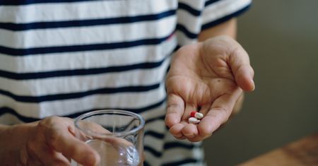 Tak najlepiej przyjmować suplementy. Jeden szczegół może zmienić wchłanianie