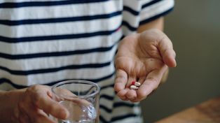 Tak najlepiej przyjmować suplementy. Jeden szczegół może zmienić wchłanianie