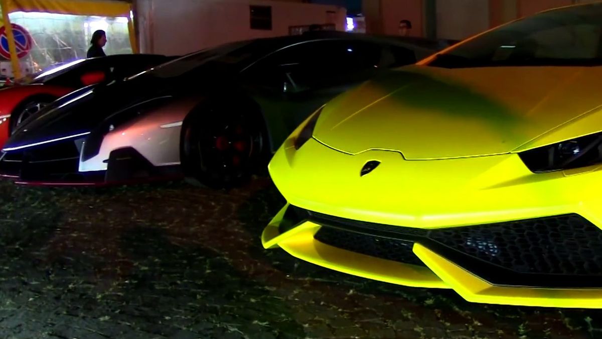 Lamborghini Veneno i Huracán na ulicach Sant'Agata Bolognese 1