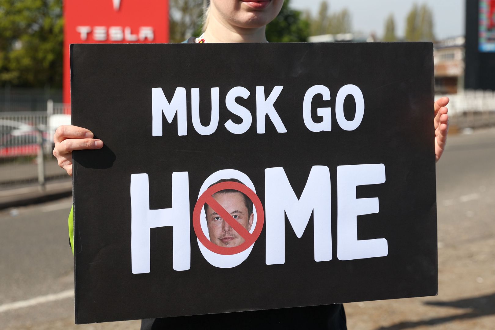 Protest pod jednym z salonów Tesli w USA