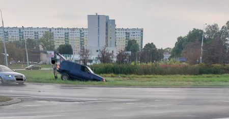 Próbował przejechać po wyspie zalanego ronda, pod jeepem zapadła się ziemia. Auto utknęło [ZDJĘCIA]