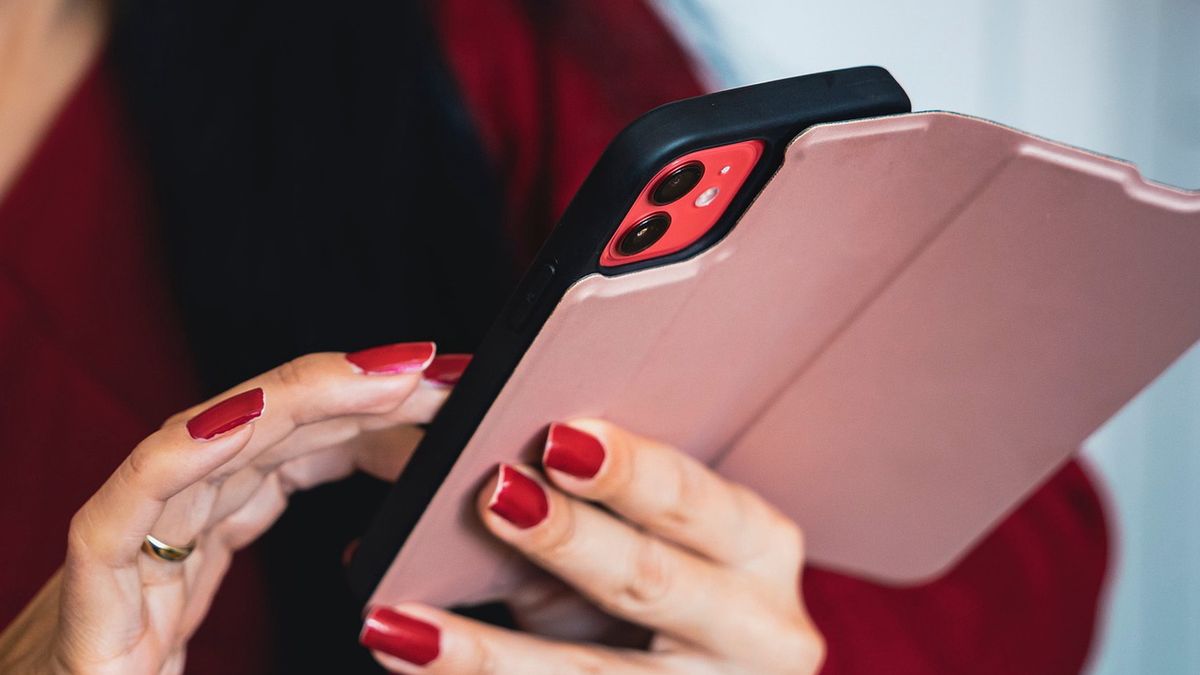 Kobieta korzysta ze smartfona