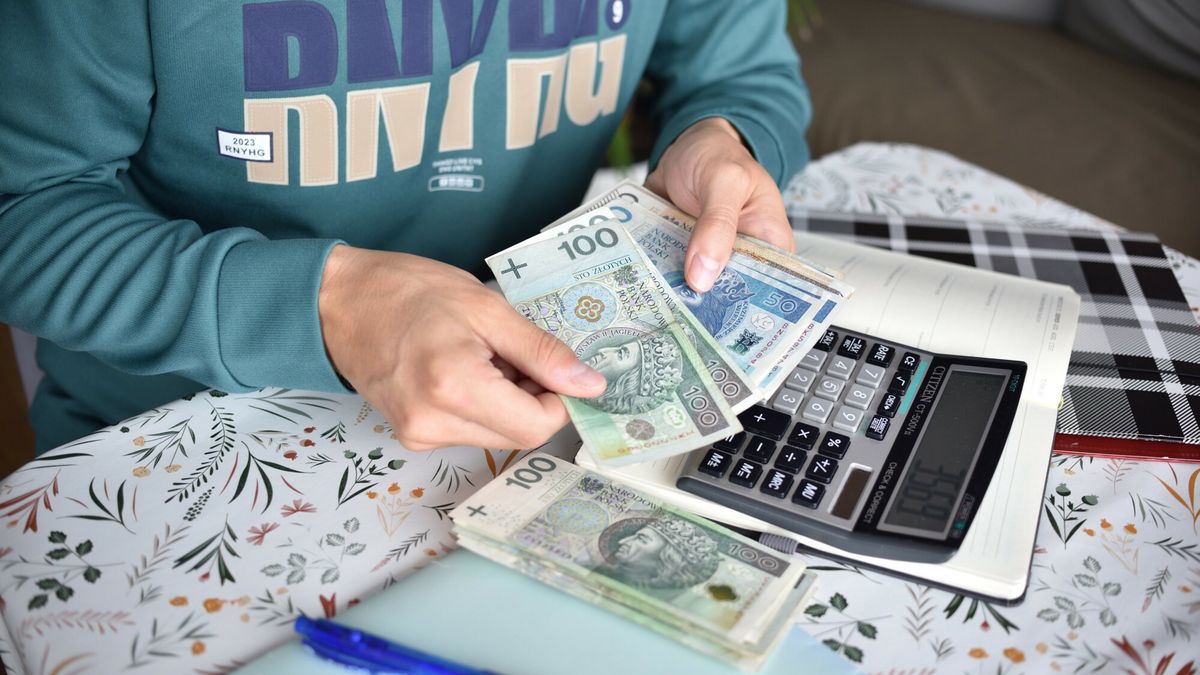 Stock Bart?omiej Magierowski
Fot. Bartlomiej Magierowski/East News. Wroclaw 26.09.2023. Zdjecie ilustracyjne - finanse, oszczednosci, planowanie budzetu. N/z: bankonty, kalkulator, mezczyzna liczacy gotowke.
Bartlomiej Magierowski