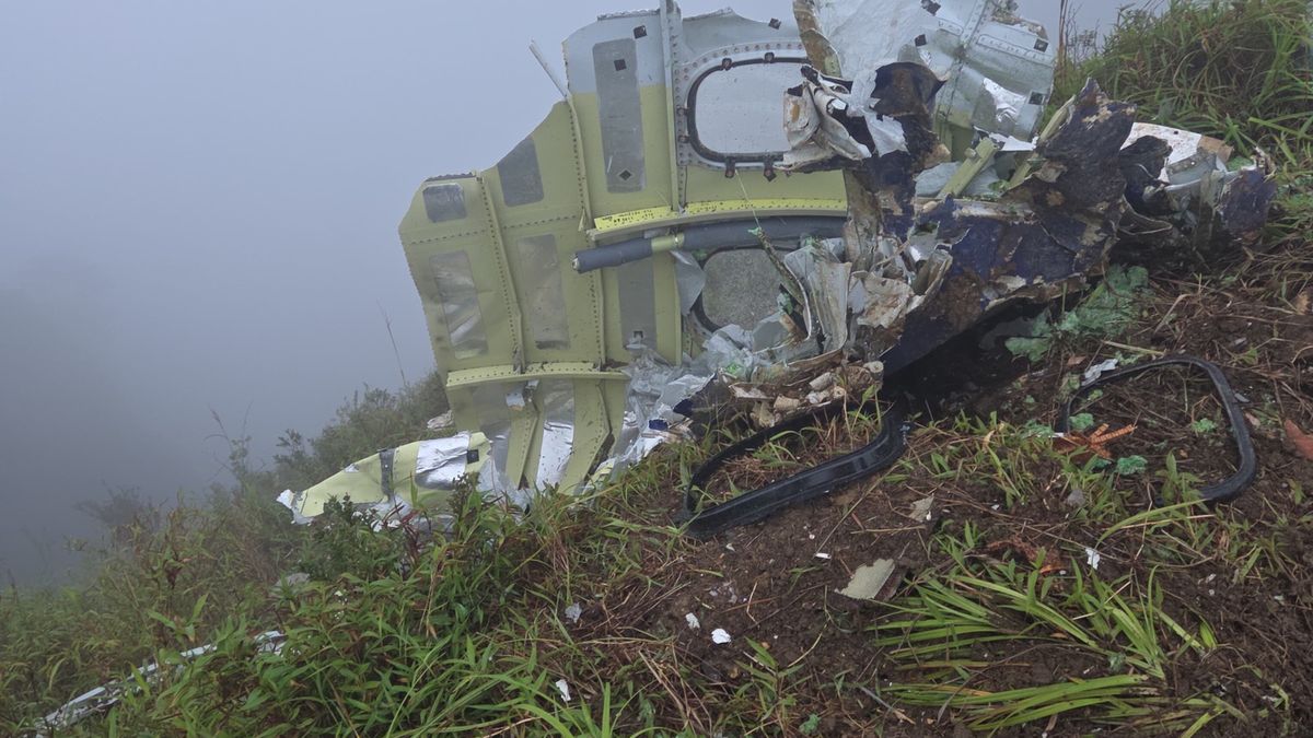 Search and rescue operation for missing aircraft in Indonesia
epa12657616 A handout photo made available by the Indonesian National Search and Rescue Agency (BASARNAS) shows the wreckage of an aircraft found during a search-and-rescue operation in Maros, South Sulawesi, Indonesia, 18 January 2026. According to Basarnas, rescue teams have discovered debris believed to be from the Indonesia Air Transport ATR 42-500 that was reported missing with 10 people on board on the slope of Mount Bulusaraung.  EPA/BASARNAS/HANDOUT HANDOUT HANDOUT/EDITORIAL USE ONLY HANDOUT EDITORIAL USE ONLY/NO SALES 
Dostawca: PAP/EPA.
BASARNAS/HANDOUT HANDOUT
Plane, Crash, Accident