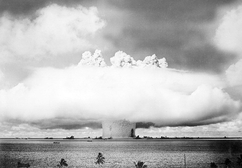 W latach 60. bronią jądrową oprócz Stanów Zjednoczonych dysponowały już także Związek Radziecki, Wielka Brytania oraz Francja (na zdj. próba atomowa w atolu Bikini)
