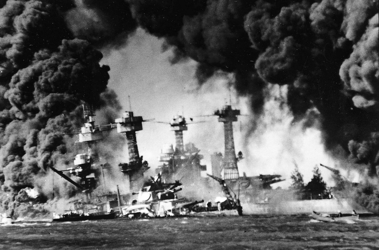 Pearl Harbor - płonące po japońskim ataku, amerykańskie pancerniki