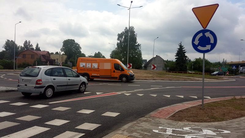 Istnieją dwie szkoły używania kierunkowskazów na rondzie. Dodatkowo niektórzy kierowcy w ogóle z nich nie korzystają