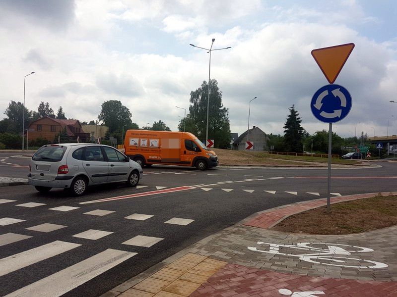 Istnieją dwie szkoły używania kierunkowskazów na rondzie. Dodatkowo niektórzy kierowcy w ogóle z nich nie korzystają