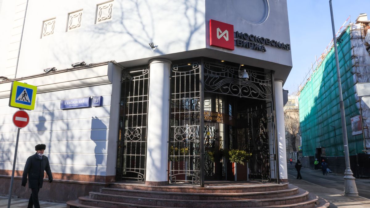 MOSCOW, RUSSIA - FEBRUARY 25, 2022: A view of the offices of the Moscow Exchange in central Moscow. Mikhail Metzel/TASS (Photo by Mikhail Metzel\TASS via Getty Images)