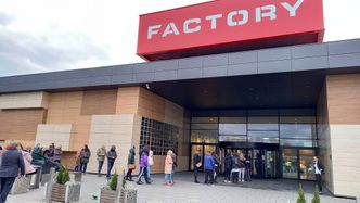 Lockdown na Mazowszu. Ostatni dzień otwarcia galerii handlowych, tłumy w sklepach