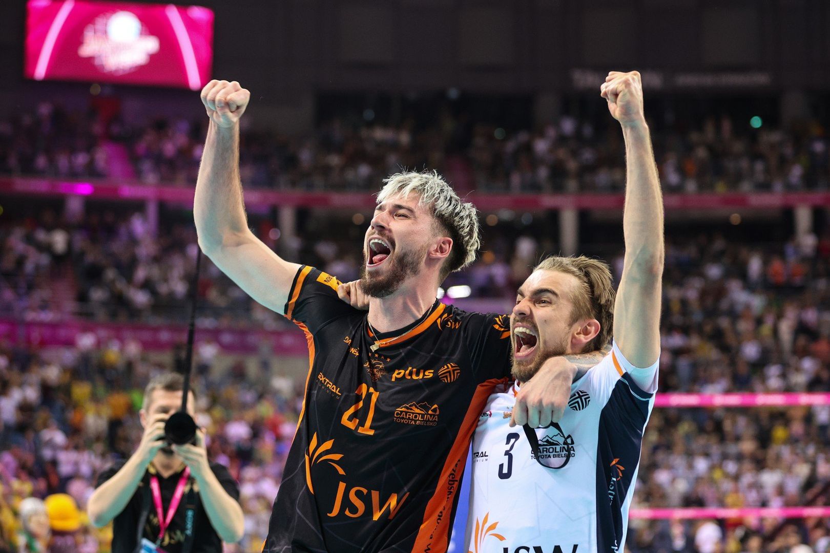 Tak w kwietniu Tomasz Fornal i Jakub Popiwczak cieszyli się ze zdobycia Tauron Pucharu Polski w barwach JSW Jastrzębskiego Węgla po pokonaniu Aluron CMC Warty. Teraz &#34;Piwko&#34; zagra w drużynie z Zawiercia.