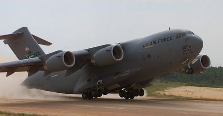 Joe Biden dał zielone światło. Ruszyła operacja o kryptonimie "Fly Formula"