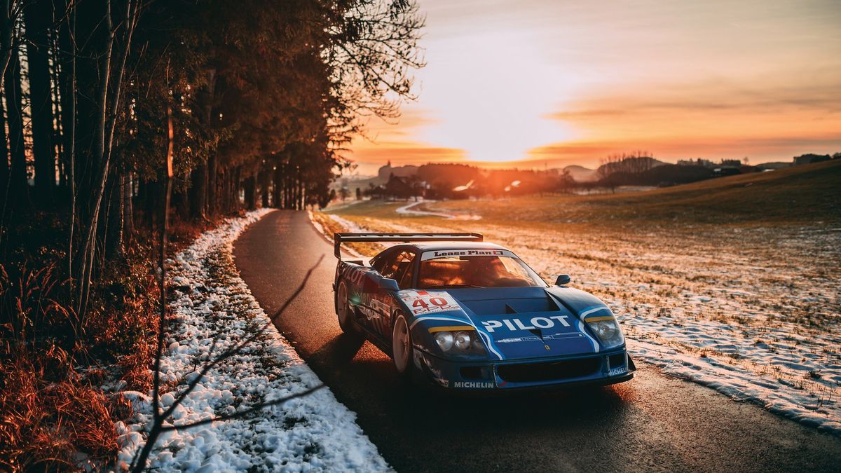 Wzorowy materiał na tapetę. Galeria poniżej