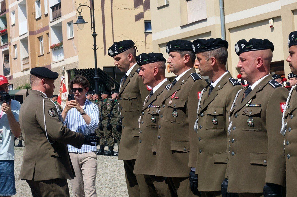 Legnica: Dolnośląskie Święto Wojska Polskiego. W mieście tłumy, a z nieba lał się żar