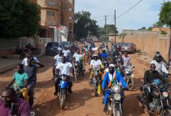 "Precz z Francją". Tysiące osób w pobliżu bazy wojskowej