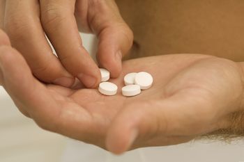 W Polsce dostępny bez recepty. "We Francji, Danii, Szwecji ten lek jest zakazany"