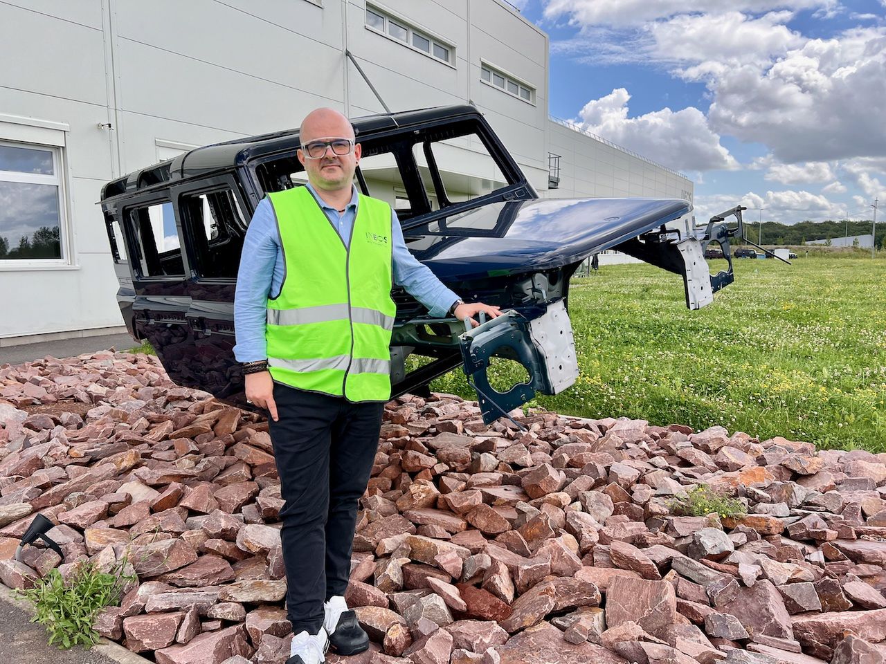 Odblaskowa kamizelka, okulary ochronne i gumowe ochraniacze na obuwie to obowiązkowe wyposażenie podczas wycieczki po fabryce Ineosa