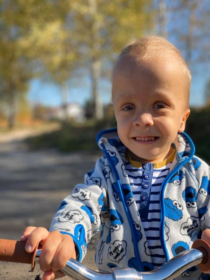 Adaś jest w coraz lepszej formie. Udało mu się nawet zrobić kilka kroków na rowerze biegowym.