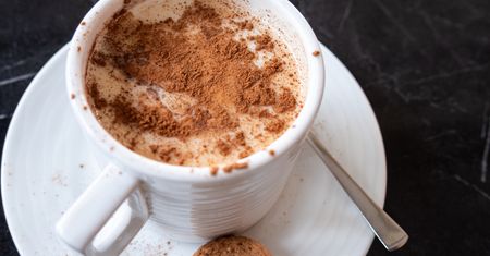 Zastąp kawę tureckim napojem. Działa jak naturalny plaster na drapiące gardło i przeciążony żołądek