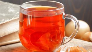 Wielu wyrzuca do kosza, a ja zalewam wrzątkiem i piję jak herbatę. Czyści jelita ze złogów