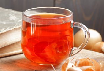 Wielu wyrzuca do kosza, a ja zalewam wrzątkiem i piję jak herbatę. Czyści jelita ze złogów