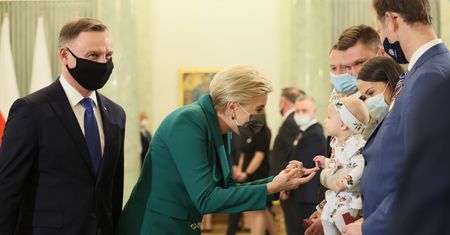 Prezydent wręczał odznaczenia. Wszyscy patrzyli na Agatę Dudę