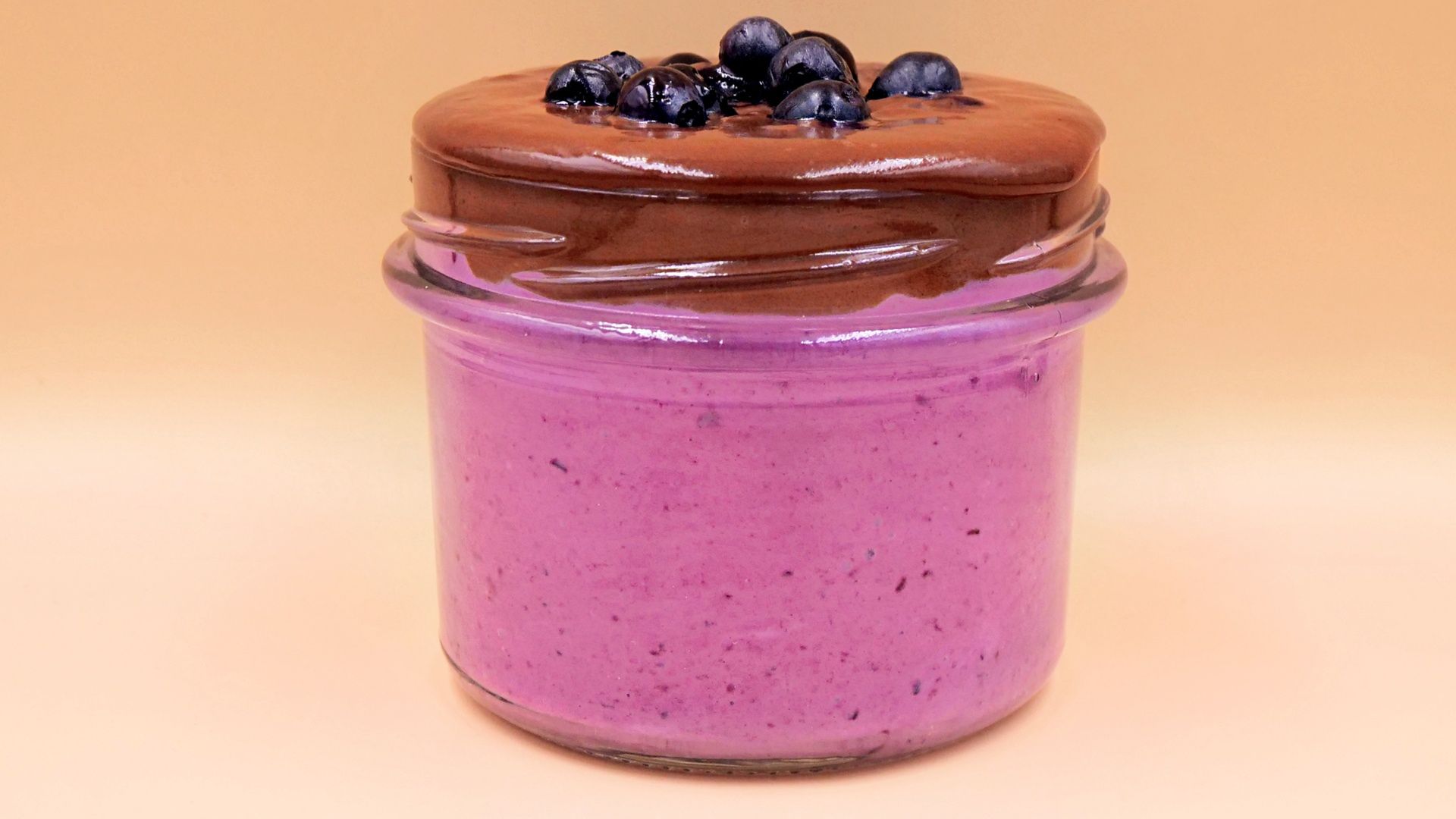 Kremowy deser jagodowy z czekoladą