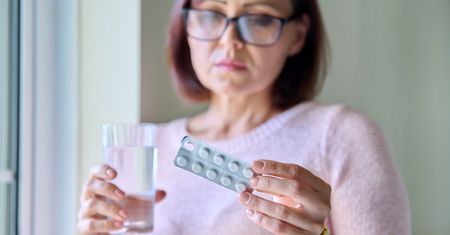 Przebadali dane ponad 21 tys. kobiet. Terapia estrogenowa wiązała się z mniejszą liczbą zmian Alzheimera