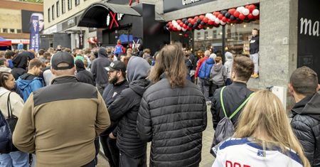 Lukas Podolski otworzył lokal z kebabem w Zabrzu. Chętni czekali nawet kilka godzin