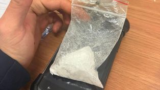 Wezwała policję do dziwnie zachowującego się syna. Był po narkotykach