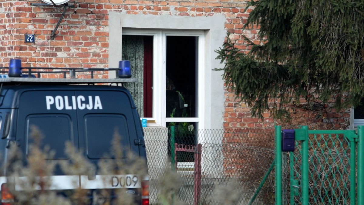 Tragedia w D?blinie
PHOTO: JAKUB ORZECHOWSKI / SE / EAST NEWS 
DEBLIN KOLEJNY DZIEN PO TRAGICZNYM POTROJNYM MORDERSTWIE POLICJANCI SLEDCZY PSZESZUKUJA DOM I TEREN OBOK NIEGO W POSZUKIWANIU SLADOW MORDERCY 
03/11/2009
JAKUB ORZECHOWSKI