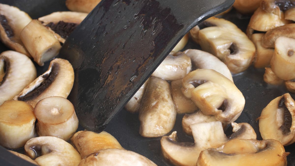 Jak usmażyć pieczarki, żeby nie puszczały wody? To bardzo proste