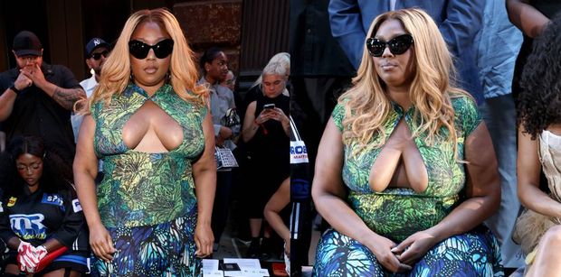 Lizzo zaszalała ze stylizacją podczas New York Fashion Week. Szczuplejsza o 30 kilogramów piosenkarka zaprezentowała GIGA DEKOLT (ZDJĘCIA)