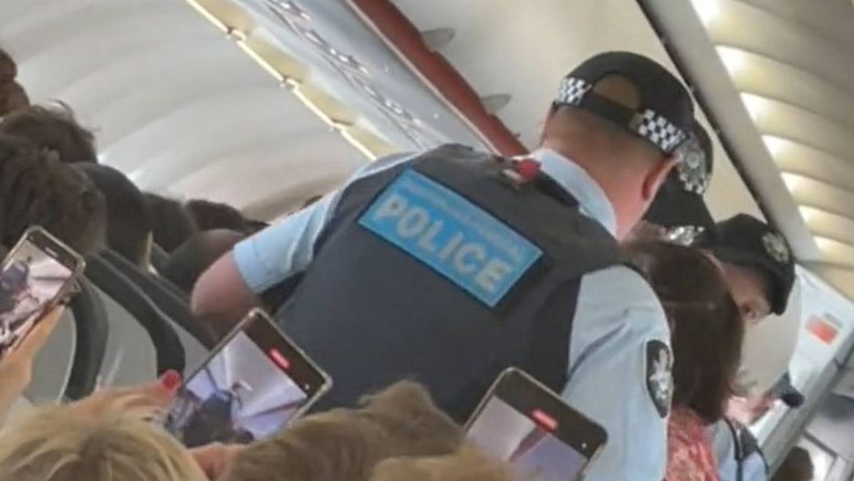 Policja interweniuje w sprawie pasażerki linii lotniczych Jetstar, która zakłóca porządek w samolocie