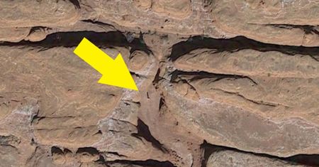 Tajemniczy monolit odkryty przez przypadek. Według Google Earth istnieje tam od lat