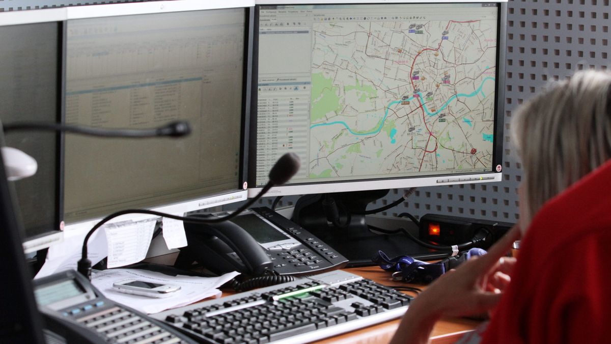 Dzie� Otwarty Krakowskiego Pogotowia Ratunkowego
Krak�w, 10.06.2013. Dyspozytornia, podczas Dnia Otwartego Krakowskiego Pogotowia Ratunkowego, 10 bm. W programie dnia otwartego, znalaz�a si� prezentacja multimedialna nt. dzia�ania pogotowia, pokaz akcji ratunkowej podczas wypadku, nauka udzielania pierwszej pomocy (r�wnie� przy u�yciu defibrylatora AED) i wizyta w dyspozytorni. (sr/awol) PAP/Stanis�aw Rozp�dzik
Stanis�aw Rozp�dzik
centrum dowodzenia, dyspozytor, dyspozytornia, dzie� otwarty, Dzie� Otwarty Krakowskiego Pogotowia Ratunkowego, ekran, Krakowskie Pogotowie Ratunkowe, leczenie, medycyna, ochrona zdrowia, pogotowie, pogotowie ratunkowe, pokaz, ratunkowe, s�u�ba zdrowia, ilustracja, ratownictwo medyczne