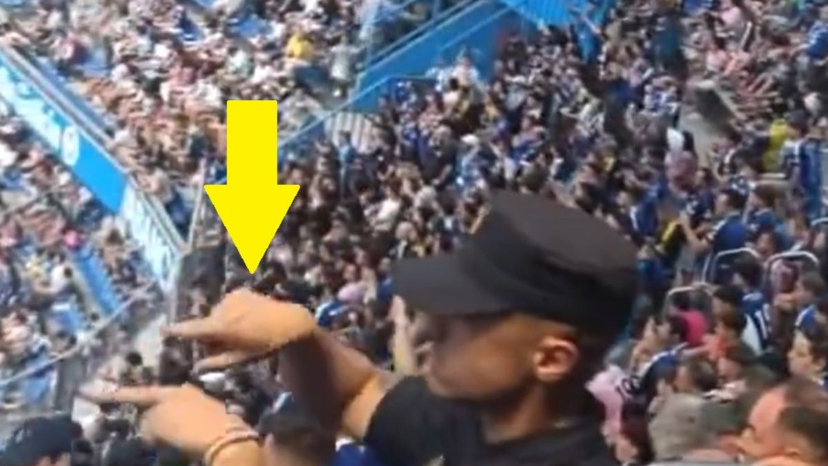 Gest policjanta w czasie meczu Deportivo z Realem Oviedo