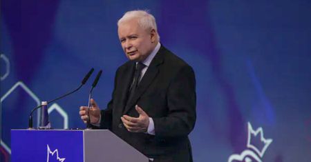 "Uchronić Kaczyńskiego przed przegraną z Tuskiem". Pomysł PiS może świadczyć o strachu