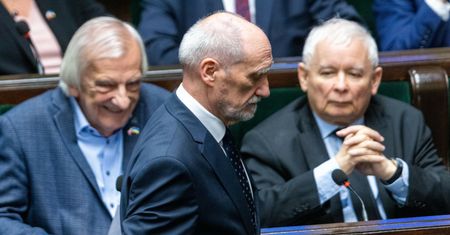 Szef klubu PiS wygryzie Macierewicza? Czarne chmury nad szefem podkomisji smoleńskiej