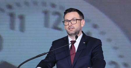 Obajtek biega na TikToku. "Szlifuje formę" w jednym celu