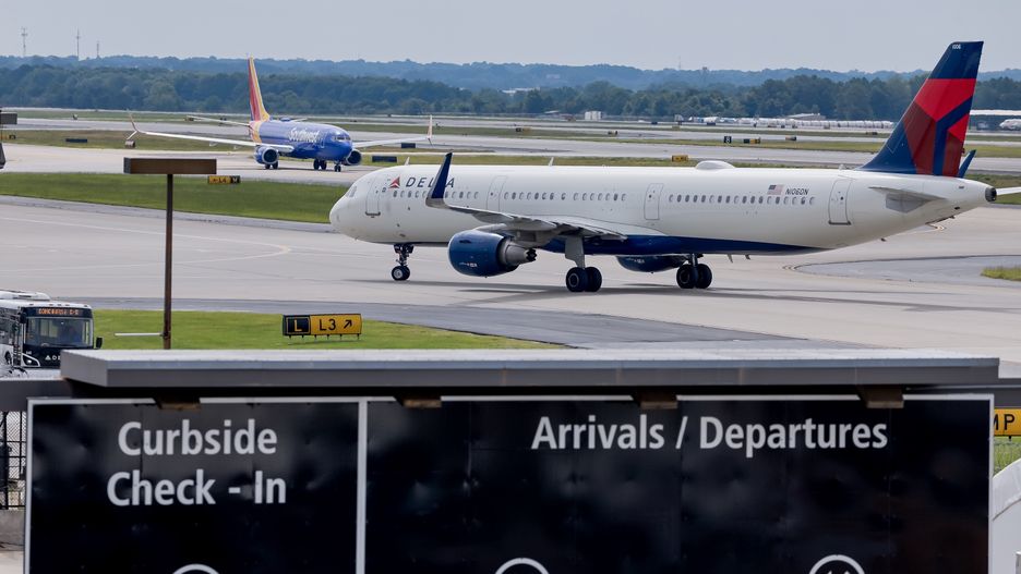 Fourth of July airport travel rush in Atlanta
epa11453356 Southwest (L) and Delta (R) passenger flights crowd the runways during the Fourth of July holiday travel rush at Hartsfield-Jackson Atlanta International Airport in Atlanta, Georgia, USA, 02 July 2024.. Airport officials expect to handle nearly four million passengers through the Independence Day holiday period ending 08 July.  EPA/ERIK S. LESSER 
Dostawca: PAP/EPA.
ERIK S. LESSER